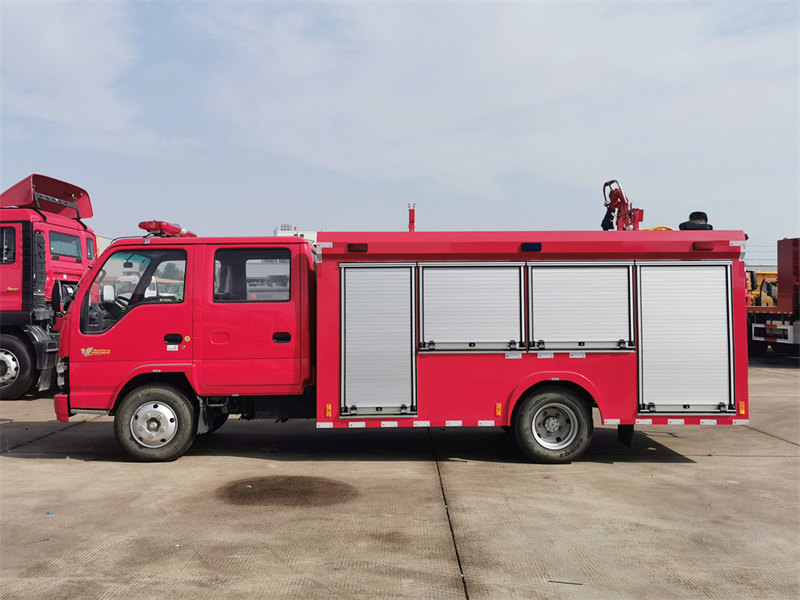 Isuzu 2000L firefighting truck
