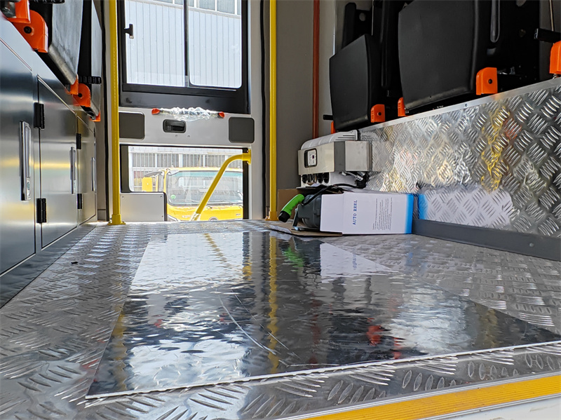 POWERSTAR firefighting vehicle with independent crew cabin