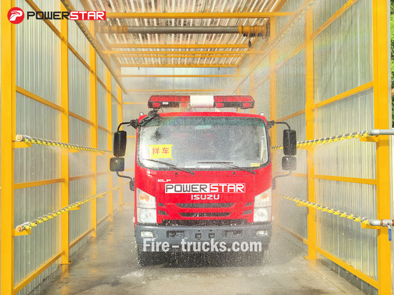 Isuzu ELF 5000L water foam fire truck